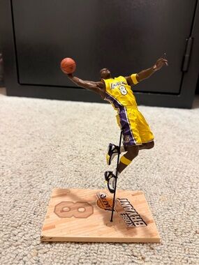 Kobe Bryant #8 Los Angeles Lakers Dunk Figure